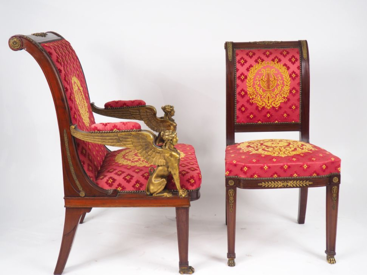 Mobilier de salon de style Retour d'Egypte en bronze et placage d'acaj