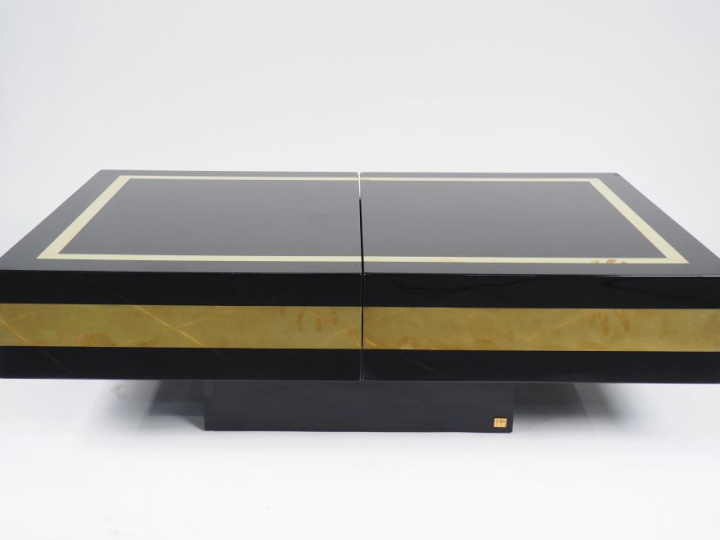 MAHEY.  Table basse formant bar, 1970, en laque noire et laiton.  Dim 