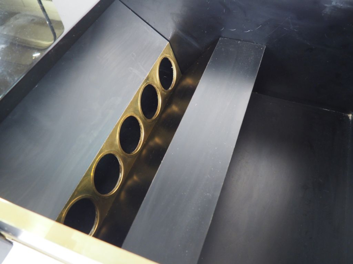 MAHEY.  Table basse formant bar, 1970, en laque noire et laiton.  Dim 