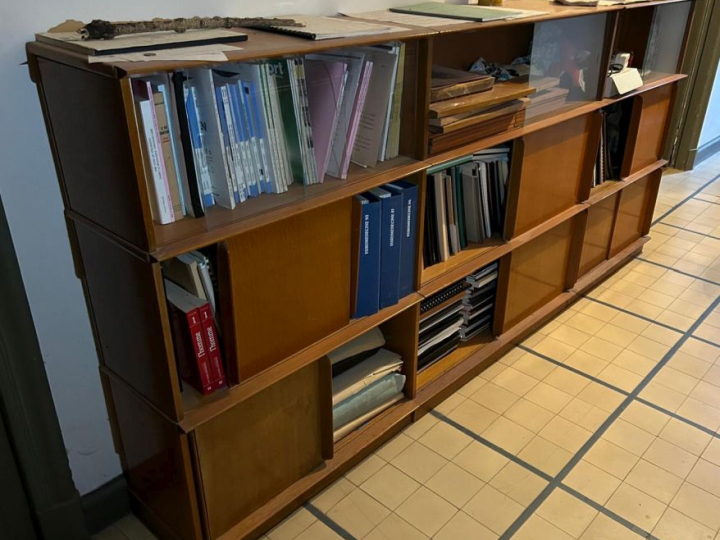 OSCAR.  Meuble de rangement à compartiments. (A remonter)