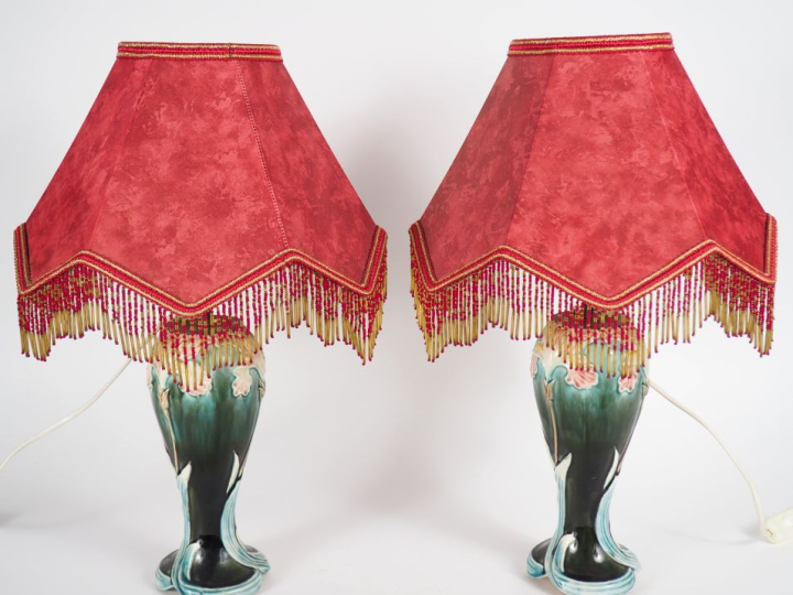 Paire de vases ovoïdes Art Nouveau en barbotine à décor polychrome d'i