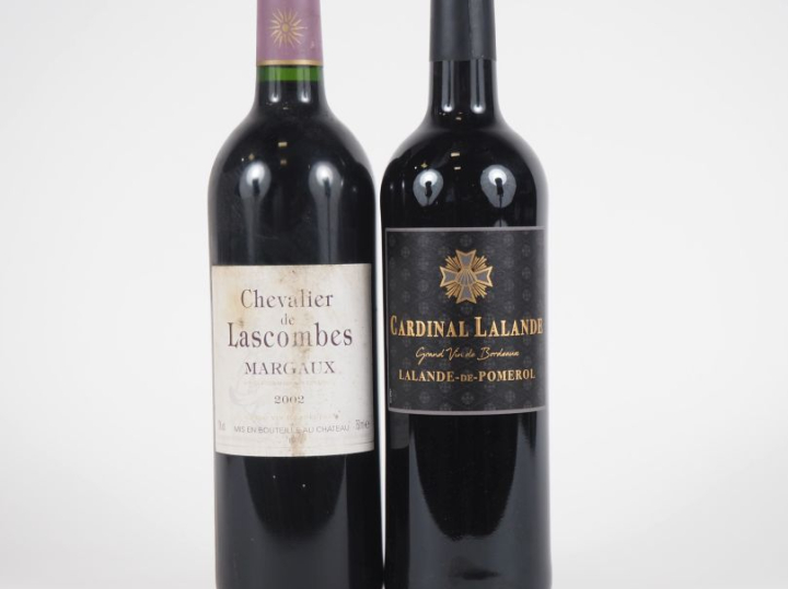 2 BOUTEILLES : 1 CHEVALIER DE LASCOMBE MARGAUX 2002 ETLA - 1 CARDINAL 