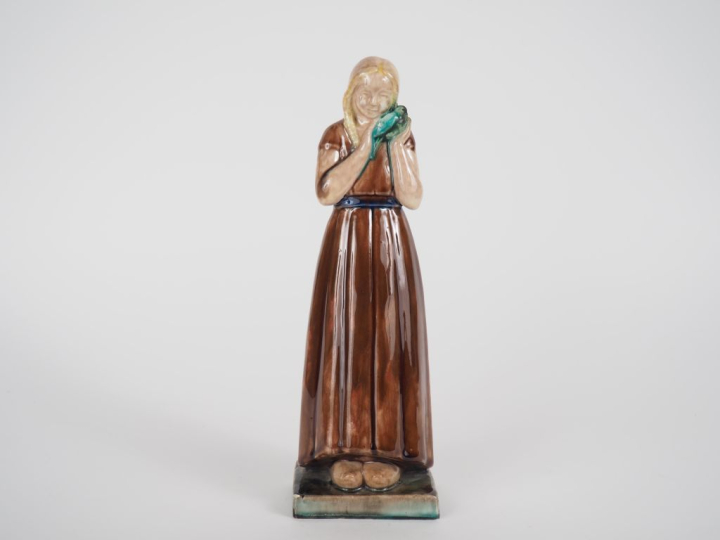 Henri Paul REY.  "jeune fille à la colombe" Sculpture en platre ou ter