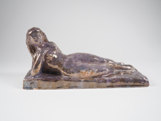 Vente aux enchères Henri Paul REY.  "jeune fille nue allongée" Sculpture en terre cuite i