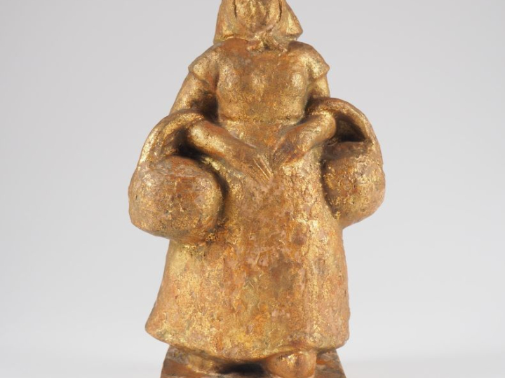 Henri Paul REY.  "paysanne au panier" Sculpture en terre cuite à patin