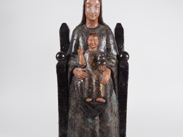 Henri Paul REY.  "Vierge à l'enfant sur un trône" Sculpture en terre c