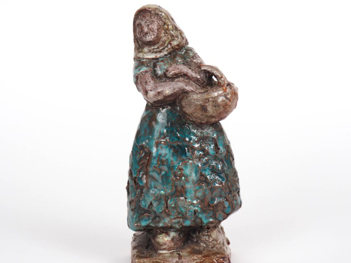 Henri Paul REY.  "jeune fille au panier" Sculpture en terre cuite vern