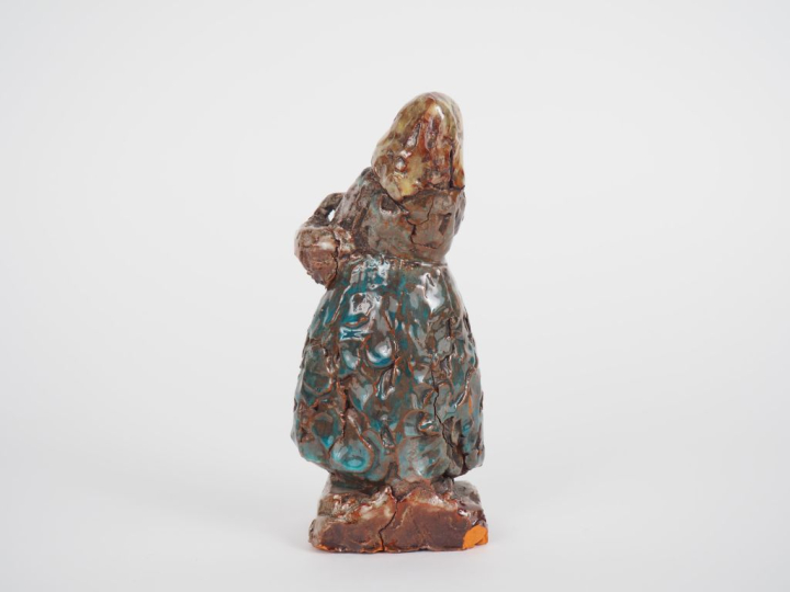 Henri Paul REY.  "jeune fille au panier" Sculpture en terre cuite vern