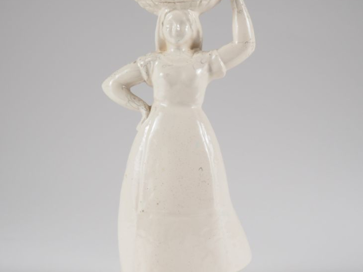 Henri Paul REY.  "jeune fille au panier de fruits" Sculpture en terre 