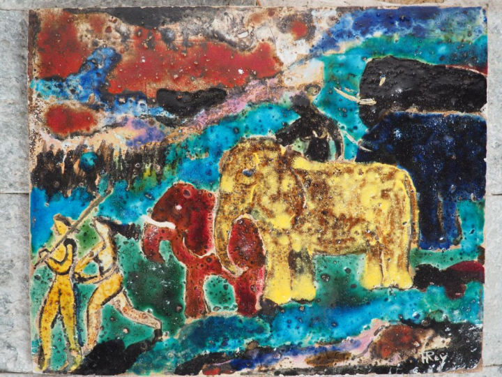Henri Paul REY.  "troupeau d'éléphants et personnages" Plaque en céram