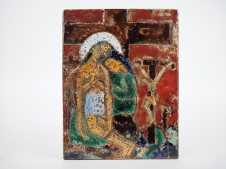 Vente aux enchères Henri Paul REY.  "Piéta" Plaque en terre cuite émaillée polychrome Sig