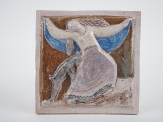 Vente aux enchères Henri Paul REY.  "Paysanne dansant et son chevreau" Plaque en terre cu