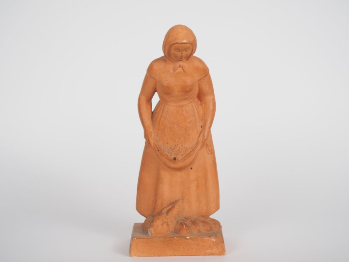 Henri Paul REY.  "jeune paysanne nourrissant ses lapins" Sculpture en 