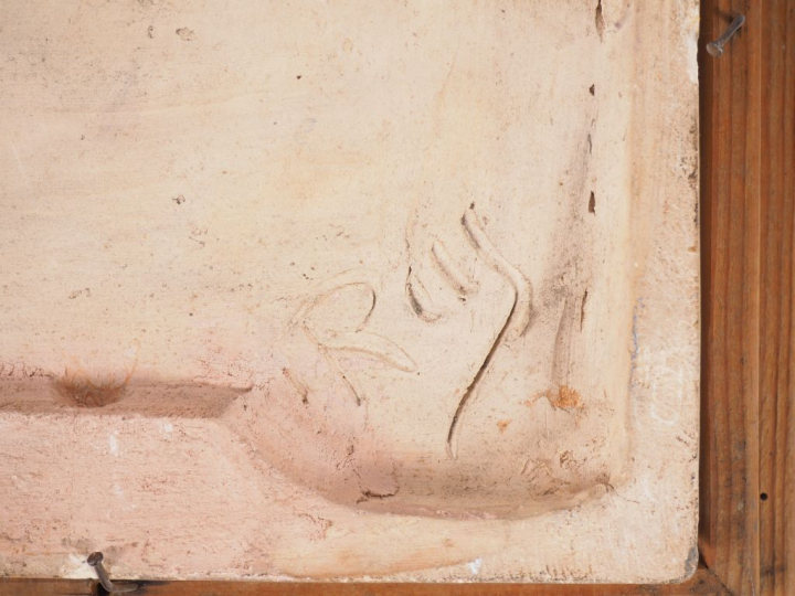 Henri Paul REY.  "perroquet" Plaque en terre cuite émaillée polychrome