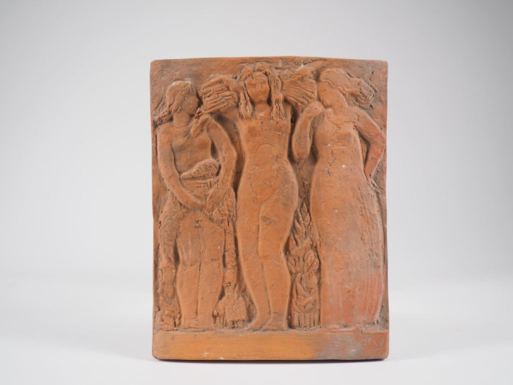 Henri Paul REY.  Plaque en terre cuite "les trois muses"  Signée  Dim.