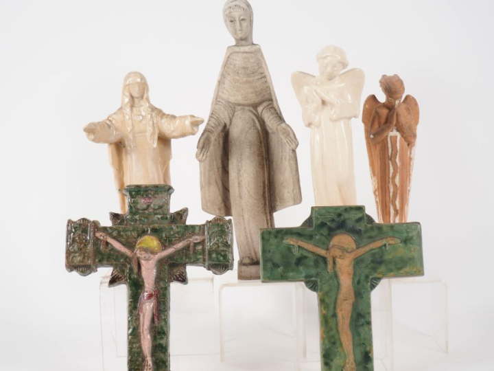Henri Paul REY.  2 crucifix, 4 différentes statuettes religieuses en t