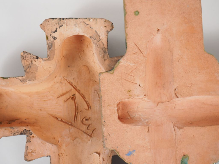 Henri Paul REY.  2 crucifix, 4 différentes statuettes religieuses en t
