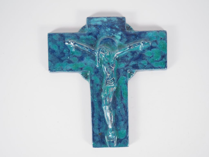 Henri Paul REY.  Crucifix en céramique émaillée turquoise.  Dim. 19 x 