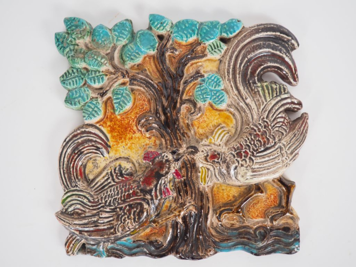 Henri Paul REY.  Plaque en terre vernissée polychrome "combat de coqs"