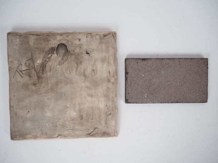 Henri Paul REY. "Oiseaux" Trois plaques en terre cuite dont deux émail