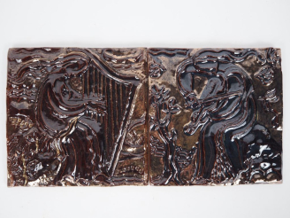 Vente aux enchères Henri Paul REY.  "Violoniste et harpiste" Paire de plaques en terre cu