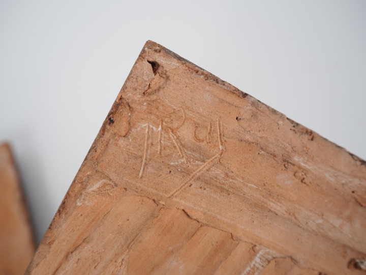 Henri Paul REY.  "Violoniste et harpiste" Paire de plaques en terre cu