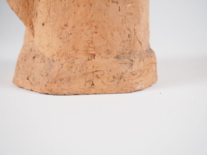 Henri Paul REY.  "Vierge à l'enfant" Sculpture en terre cuite.  H. 37 