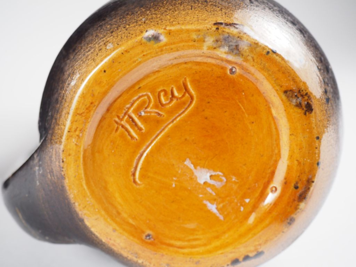 Henri Paul REY.  Vase en céramique émaillée polychrome et une cruche a