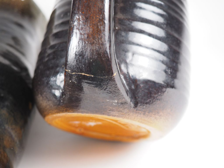 Henri Paul REY.  Vase en céramique émaillée polychrome et une cruche a