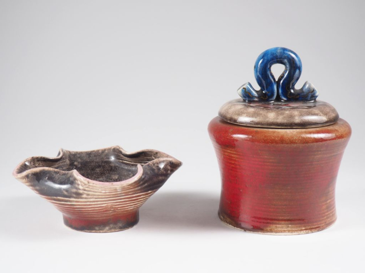 Henri Paul REY.  Pot à tabac en grès polychrome  Signé H. 18,5 cm On y