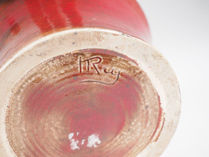 Henri Paul REY.  Pot à tabac en grès polychrome  Signé H. 18,5 cm On y