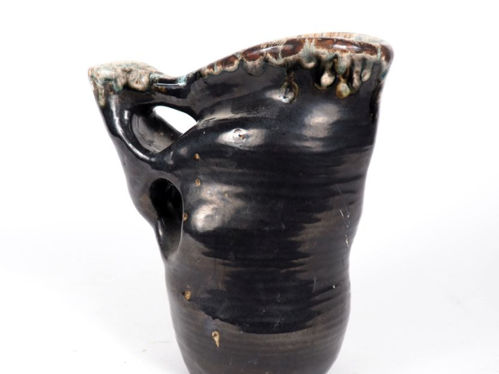 Henri Paul REY.  Cruche en céramique lustrée noir et émaillée sur le h