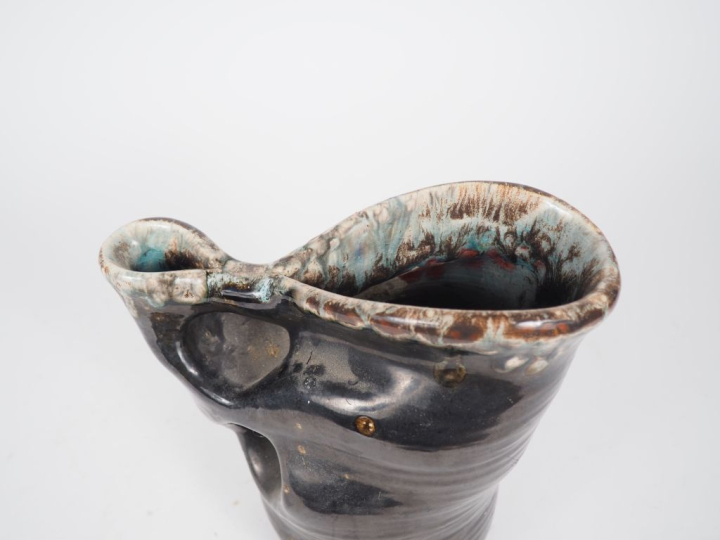 Henri Paul REY.  Cruche en céramique lustrée noir et émaillée sur le h