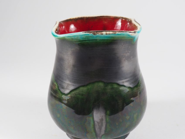 Henri Paul REY. (?) Vase en céramique lustrée noir vert et rouge, mono