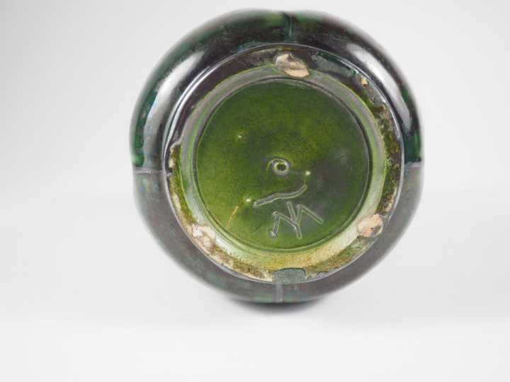 Henri Paul REY. (?) Vase en céramique lustrée noir vert et rouge, mono