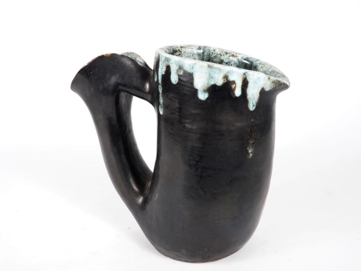 Henri Paul REY.   Verseuse en céramique noire en partie émaillée bleu 