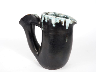 Vente aux enchères Henri Paul REY.   Verseuse en céramique noire en partie émaillée bleu 