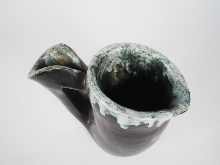 Henri Paul REY.   Verseuse en céramique noire en partie émaillée bleu 