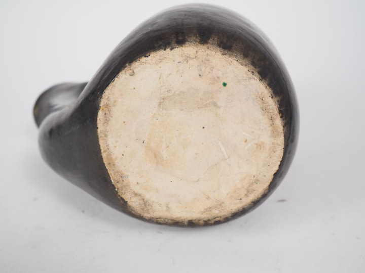 Henri Paul REY.   Verseuse en céramique noire en partie émaillée bleu 