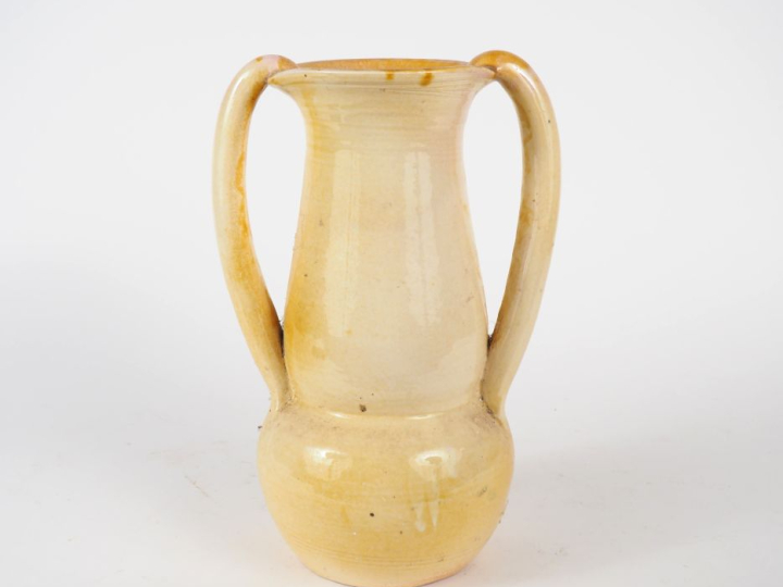 Henri Paul REY.  Vase à anses en céramique miel H. 29,5 cm  Signé