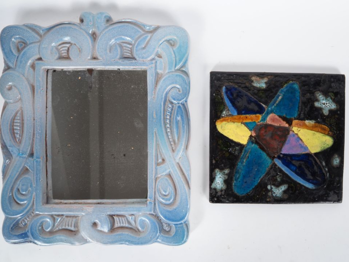 Henri Paul REY.  Cadre en terre cuite émaillée bleu ciel, monogrammé W