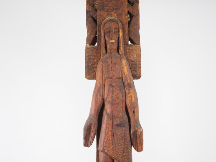 Henri Paul REY.  "Crucifixion". Grande sculpture en bois  H. 240 cm