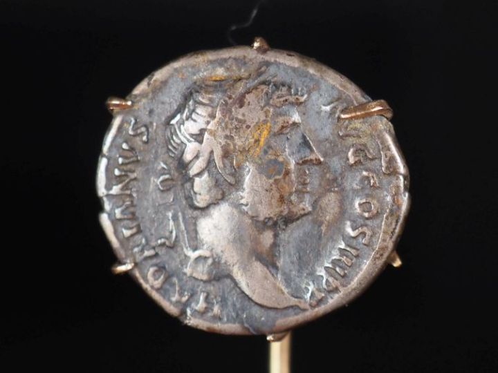 Epingle de cravate avec pièce antique en argent Pique en or   