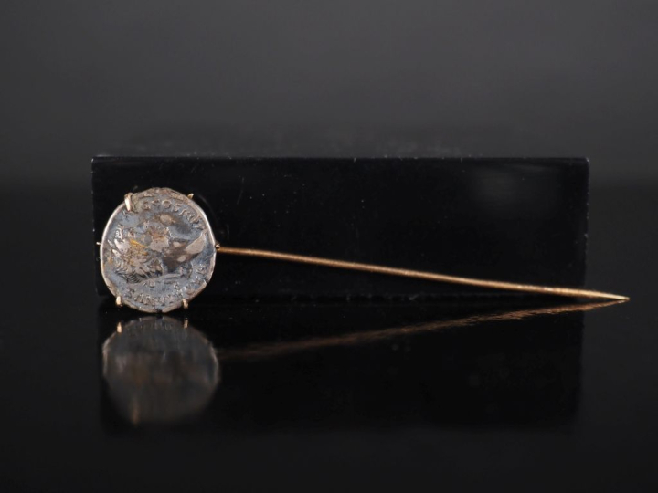 Epingle de cravate avec pièce antique en argent Pique en or   