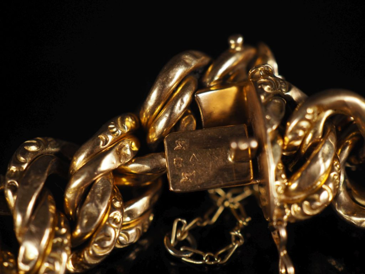 Gourmette en or 750, chainette de sécurité Poids : 29 g   