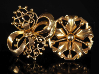 Vente aux enchères 2 différentes broches en or 750  Poids : 10 g   