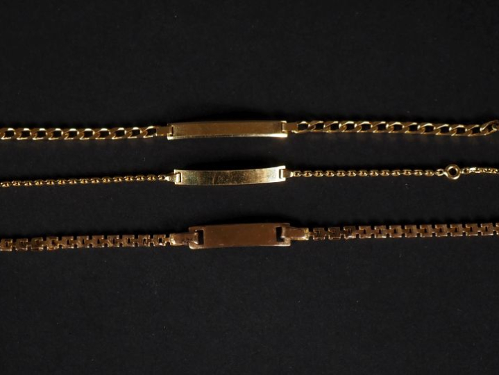 3 différentes gourmettes de bébé en or 750  Poids : 6 g   