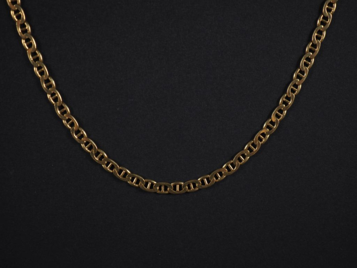 Collier en or 750, maille plate style forçat  Poids : 17 g   