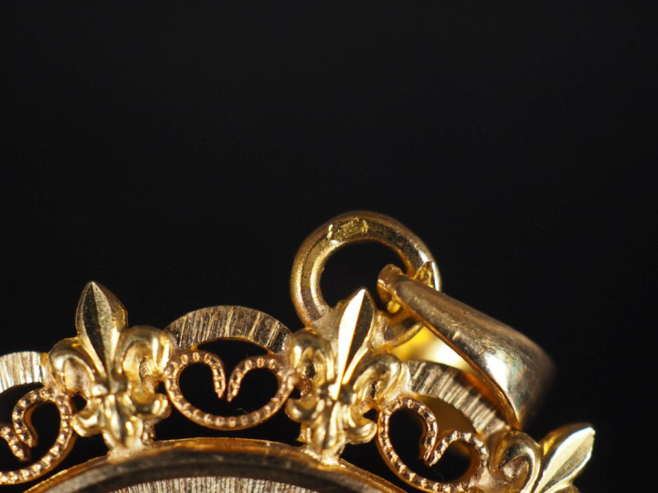 Médaille de baptême en or 750 "profil de Sainte Vierge"  Poids : 6,55 