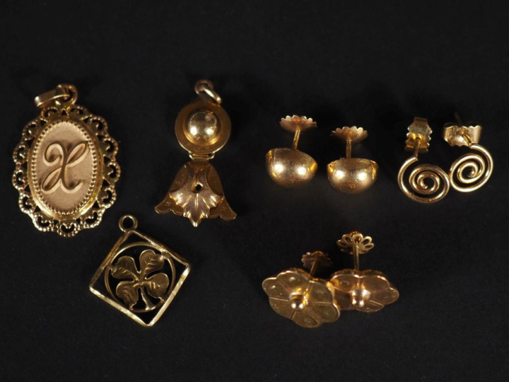 3 pendentifs et 3 paires de perce oreilles en or 750  Poids : 6,80 g  